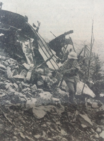 Schweizer Soldat in den Trümmern der MD.412